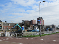 848666 Gezicht over het Merwedekanaal te Utrecht, van bij de Muntbrug. Langs de Muntkade wordt de beschoeiing langs het ...